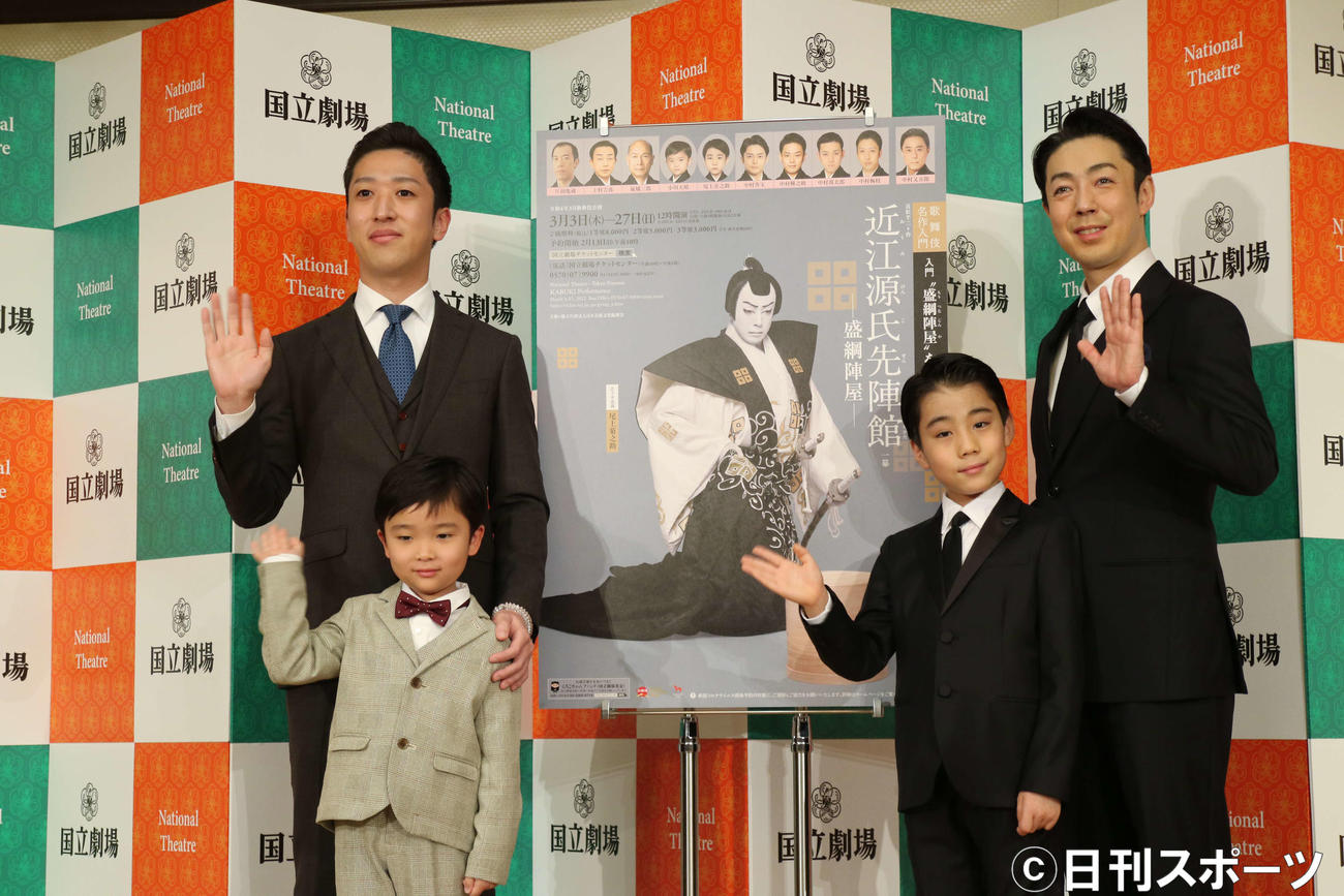 国立劇場3月歌舞伎公演「近江源氏先陣館－盛綱陣屋－」の取材会に出席した、中村梅枝（左後方）と長男小川大晴君（同手前）、尾上菊之助（右後方）と長男尾上丑之助（撮影・小林千穂）