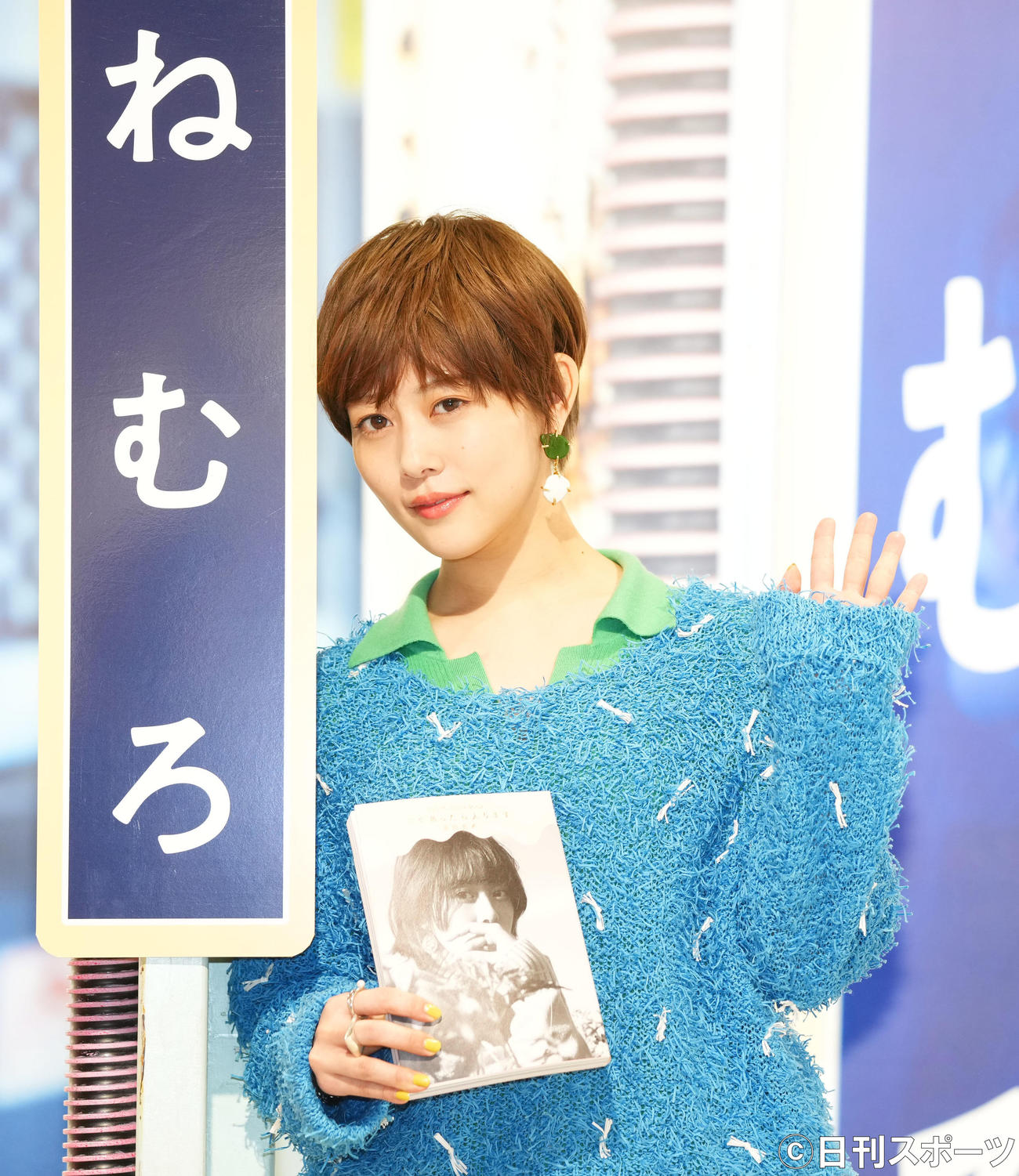 フォトエッセー集発売記念イベントで手を振る高畑充希（撮影・横山健太）