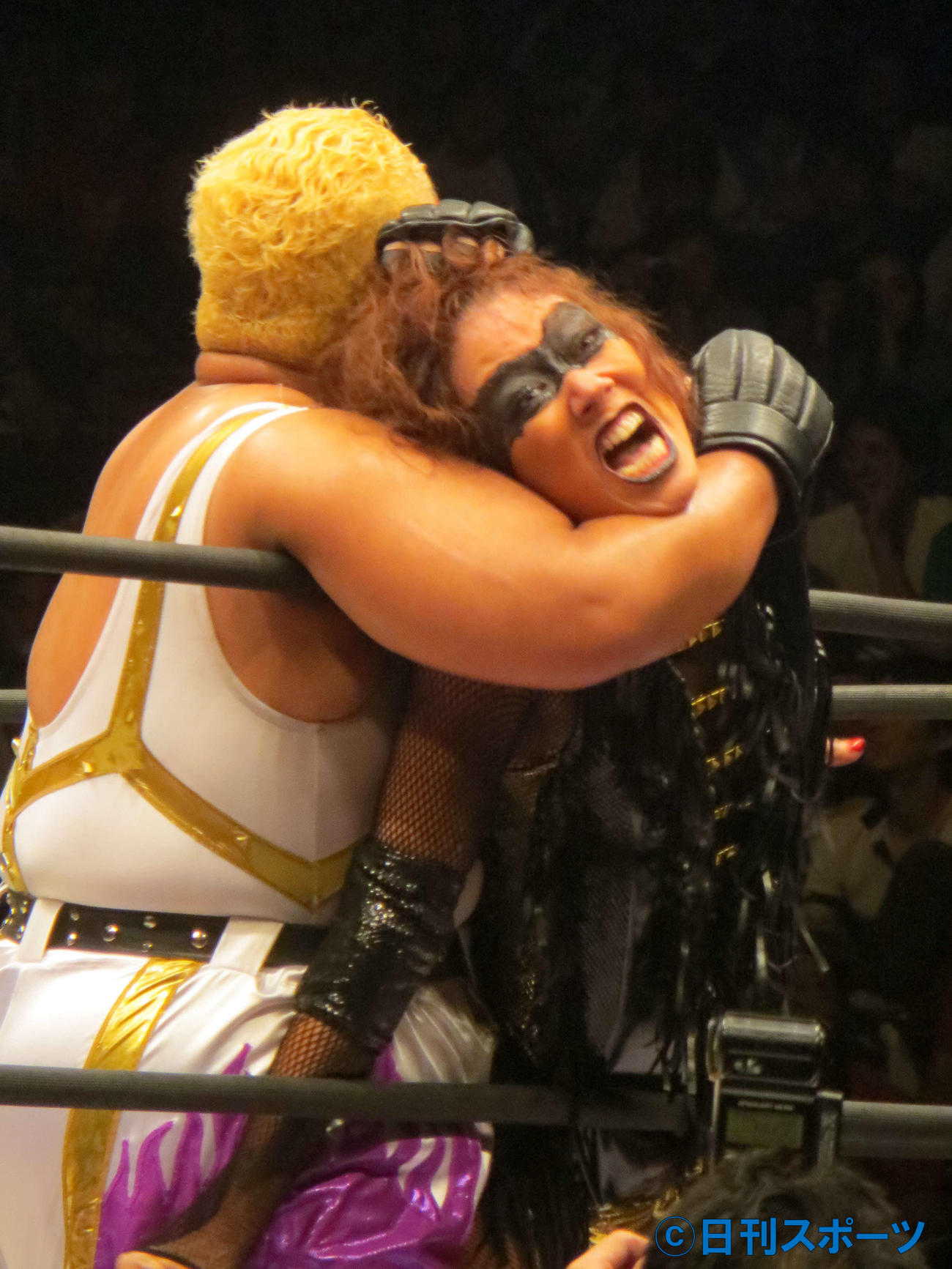 プロレスデビュー戦でアジャ・コング（左）と戦うLiLiCo（2015年8月撮影）