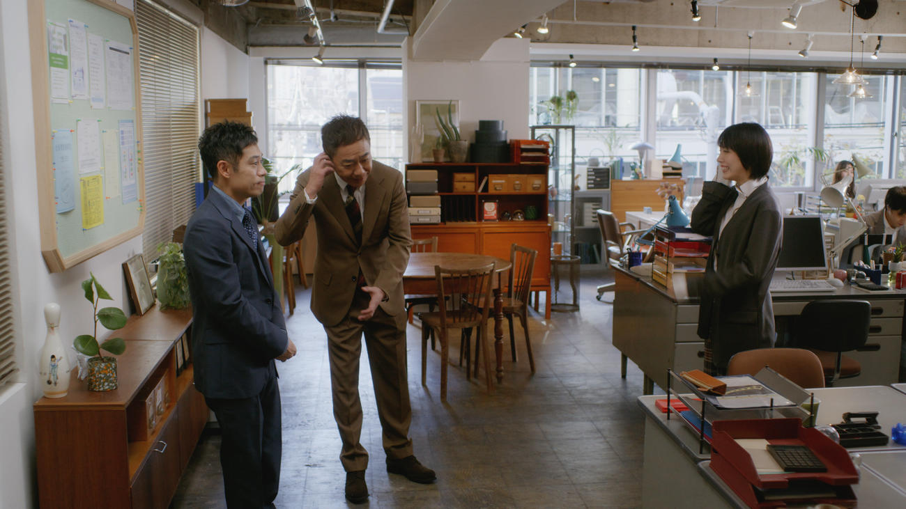 人事労務ソフト「SmartHR」の新テレビCMに出演する、左から伊藤淳史、木梨憲武、松本穂香