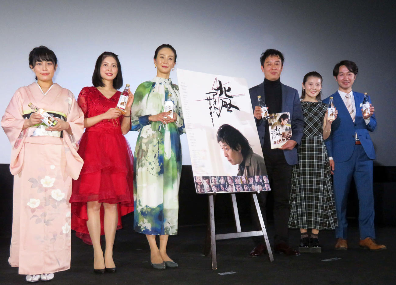 映画「北風アウトサイダー」初日舞台あいさつに登壇した、左から田中あいみ、新宮里奈、櫂作真帆、崔哲浩監督、秋宮はるか、伊藤航（撮影・村上幸将）