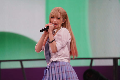 音楽イベント「オダイバ!! 超次元音楽祭-ヨコハマからハッピーバレンタインフェス 2022-」のオープニングアクトに登場したあかせあかり