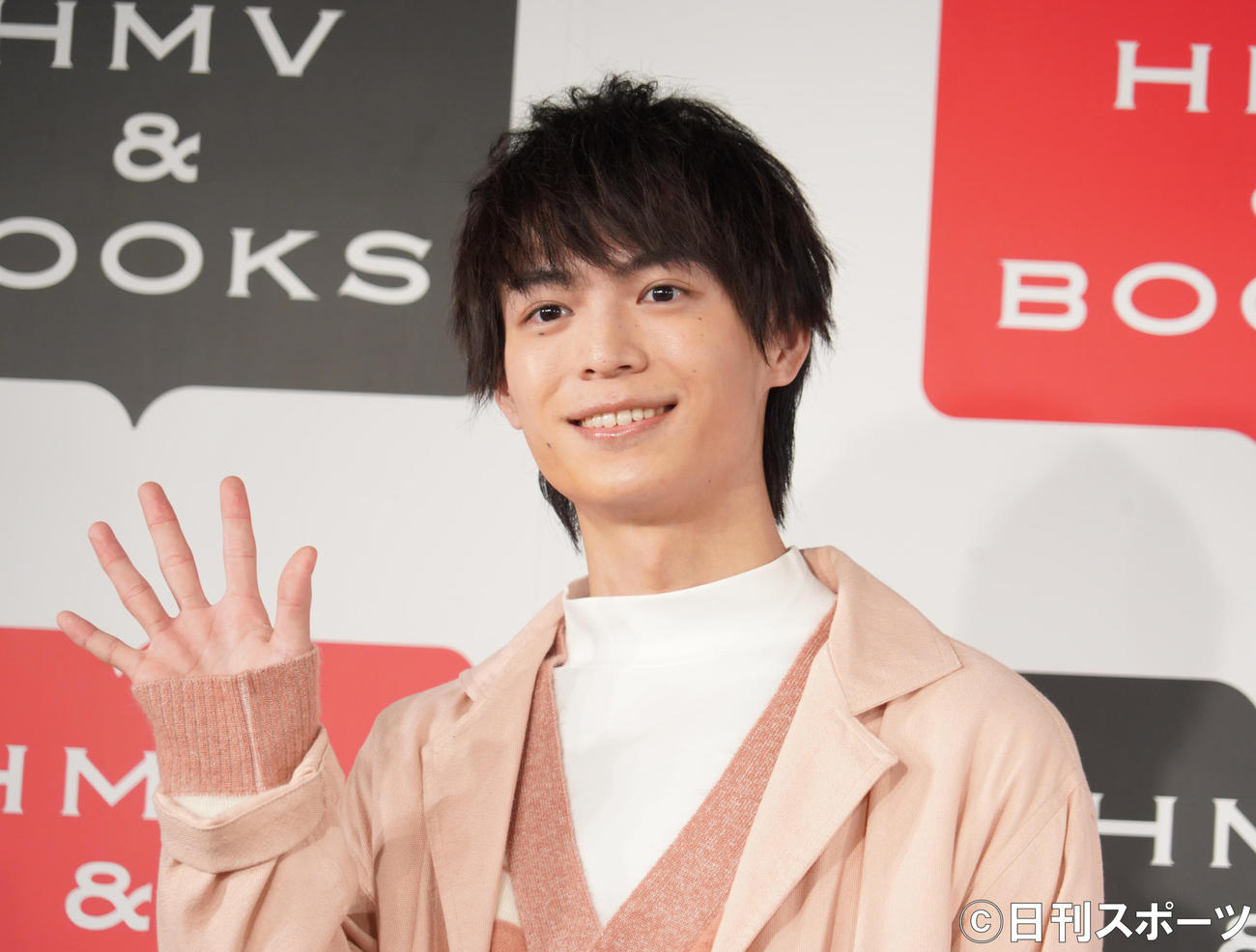 カレンダー「溝口琢矢　2022－2023カレンダー“みぞたび”～屋久島ネイチャー編～」の発売記念イベントを行った溝口琢矢（撮影・佐藤成）