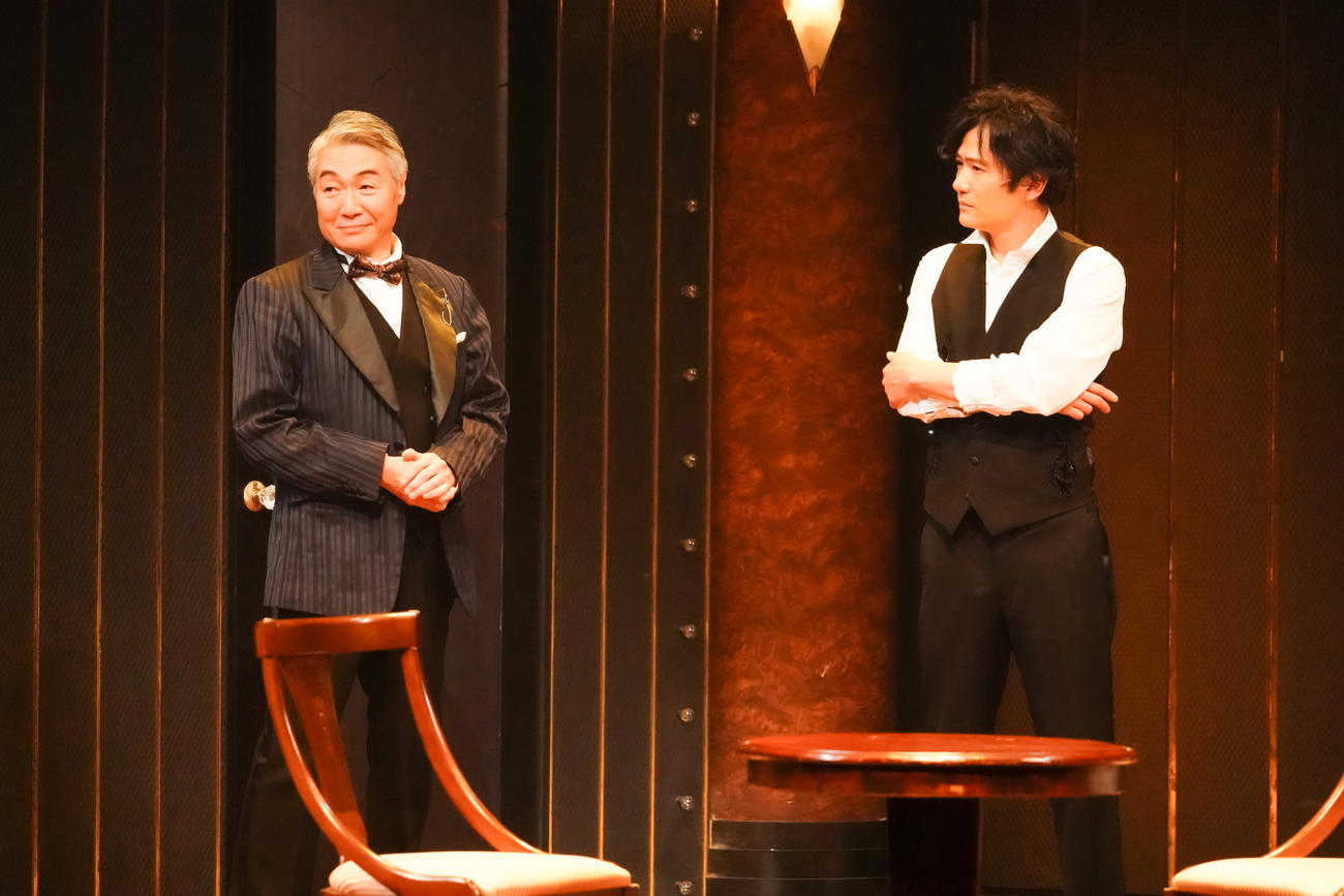 ミュージカル「恋のすべて」に出演する羽場裕一（左）と稲垣吾郎