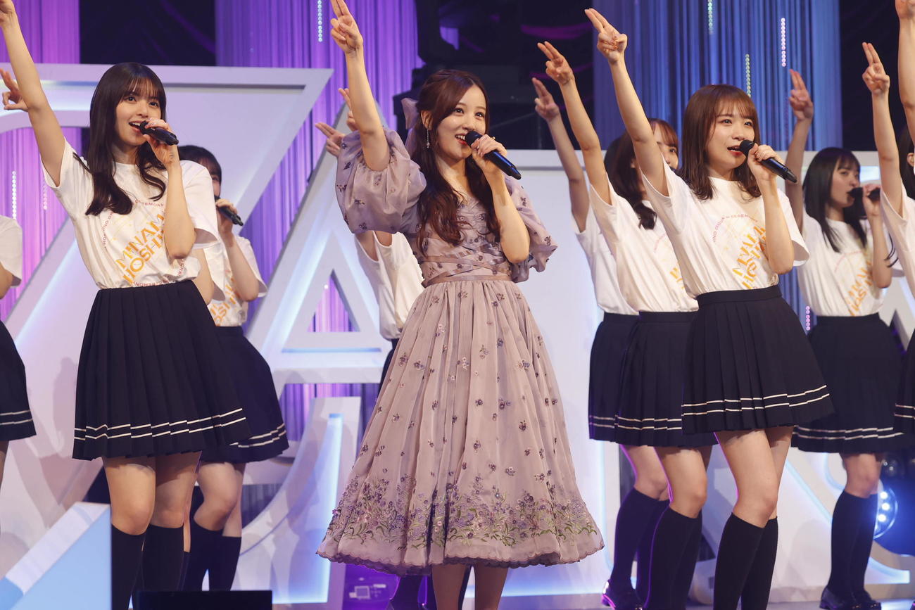 卒業セレモニーでパフォーマンスする星野みなみ（前列中央）。同左は齋藤飛鳥、同右は秋元真夏