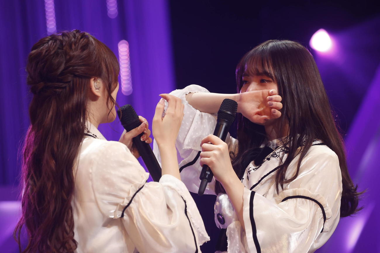 星野みなみ（左）の卒業セレモニーで涙する乃木坂46齋藤飛鳥