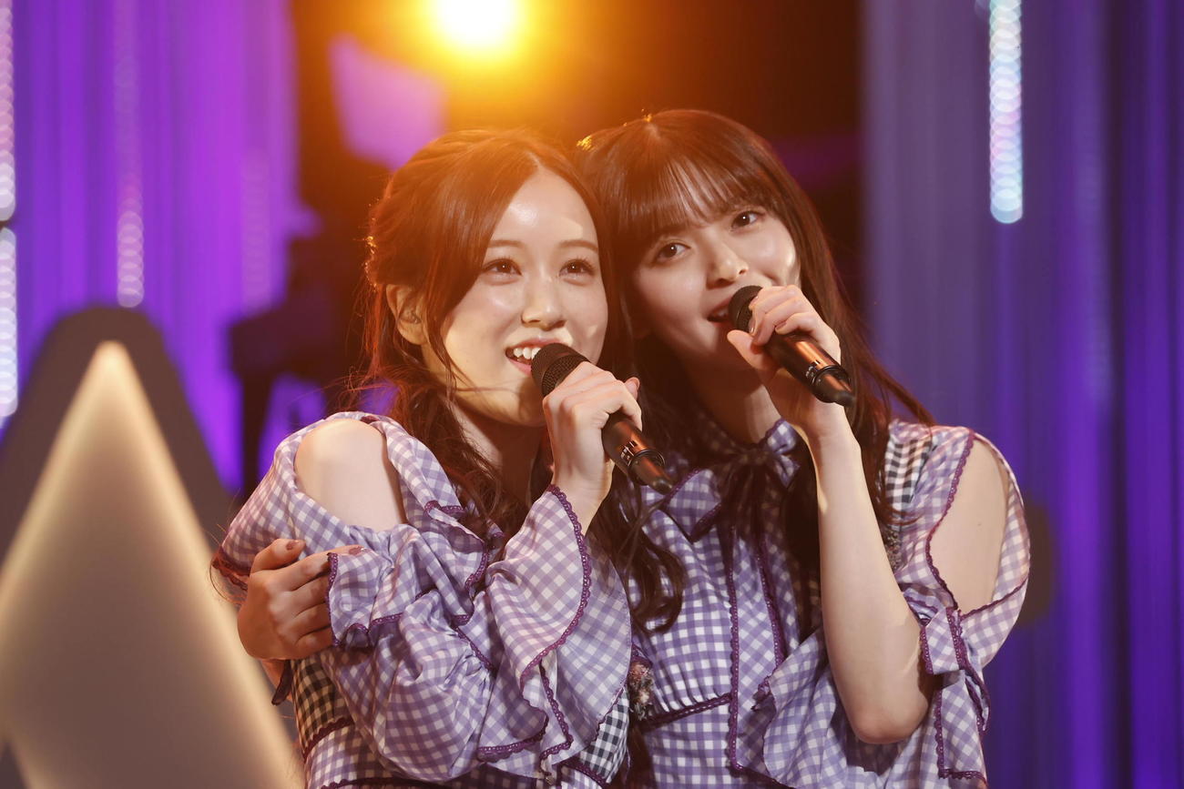 卒業セレモニーで齋藤飛鳥（右）と肩を組む星野みなみ