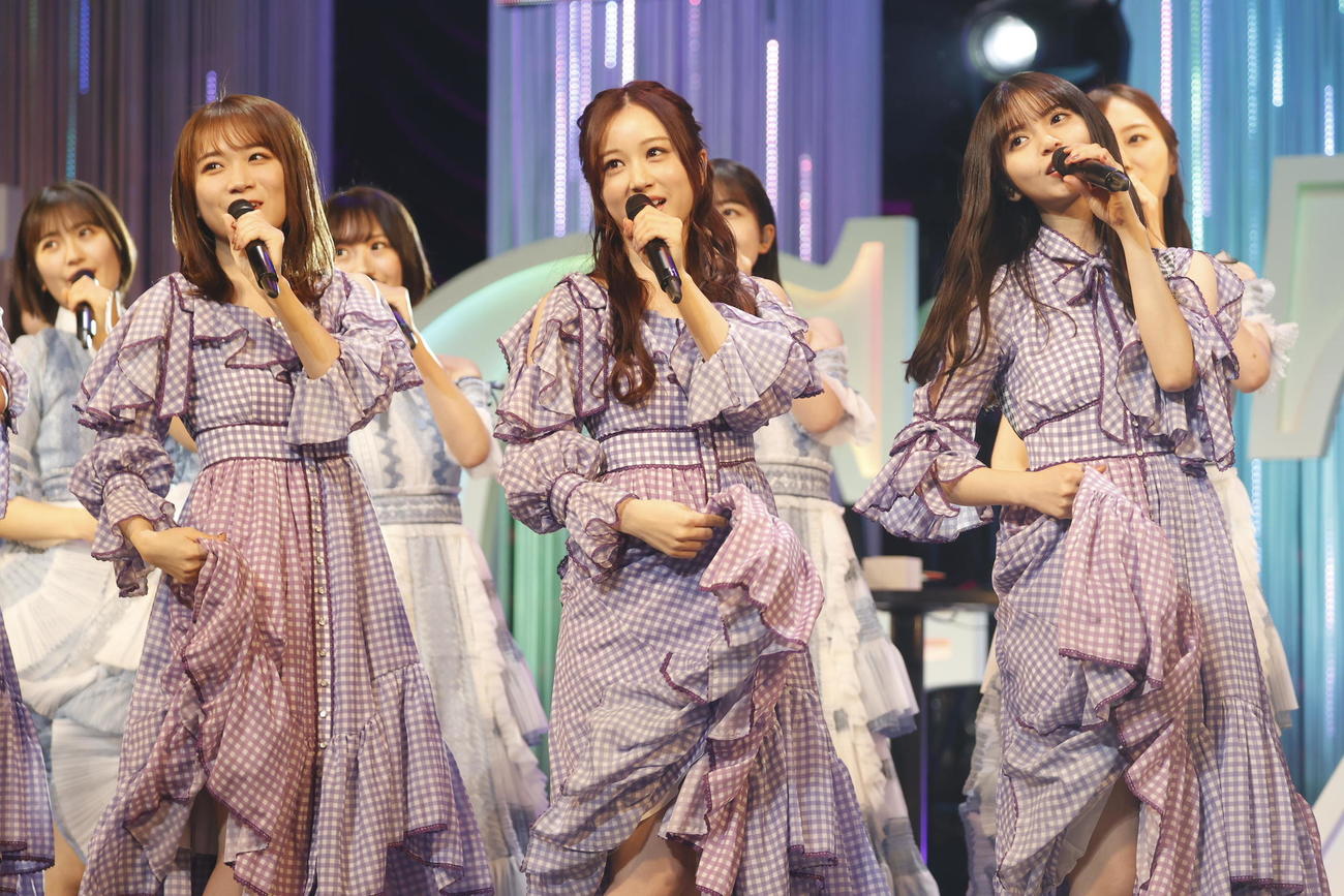 卒業セレモニーでパフォーマンスする星野みなみ（前列中央）。同左は秋元真夏、同右は齋藤飛鳥