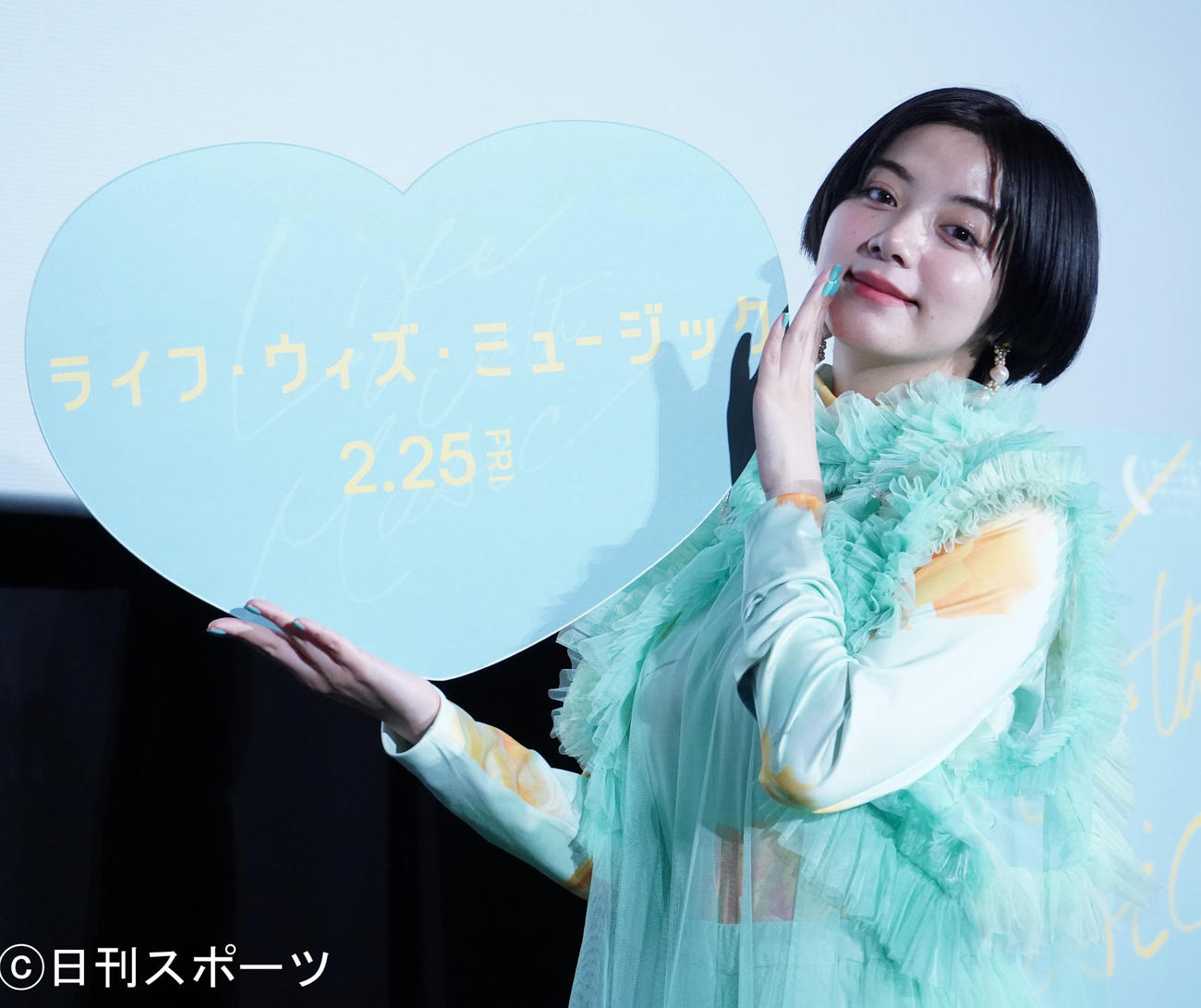 映画「ライフ・ウィズ・ミュージック」のプレミア試写会に登壇した、ELAIZA（撮影・佐藤勝亮）