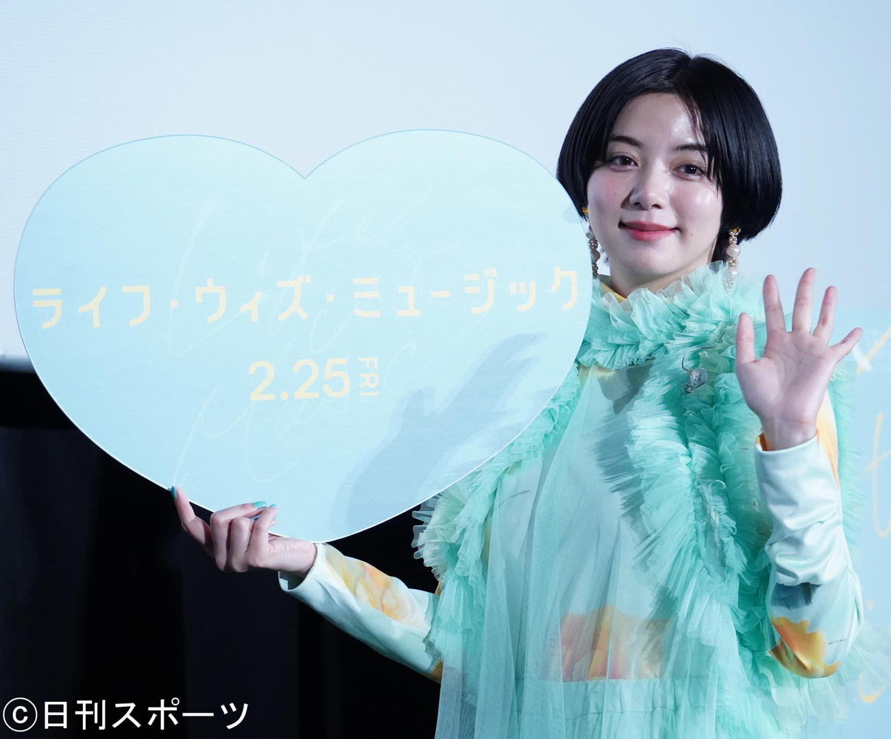 映画「ライフ・ウィズ・ミュージック」のプレミア試写会に登壇した、ELAIZA（撮影・佐藤勝亮）