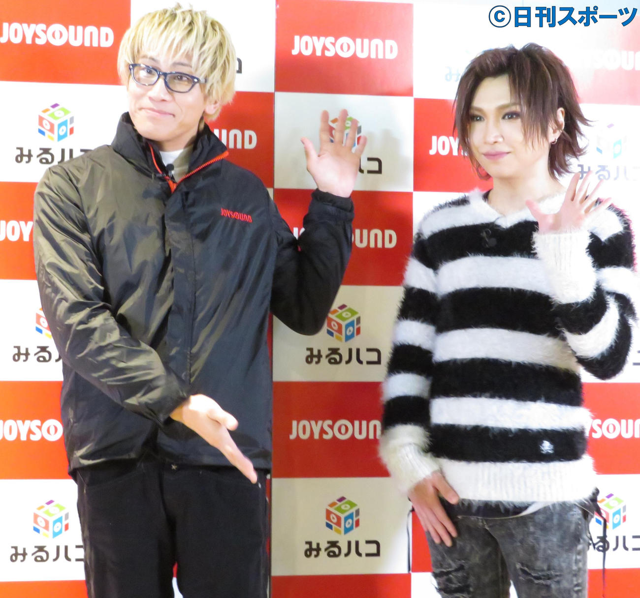 イベントに出席した鬼龍院翔（右）とMCのやまだひさし氏（撮影・峯岸佑樹）