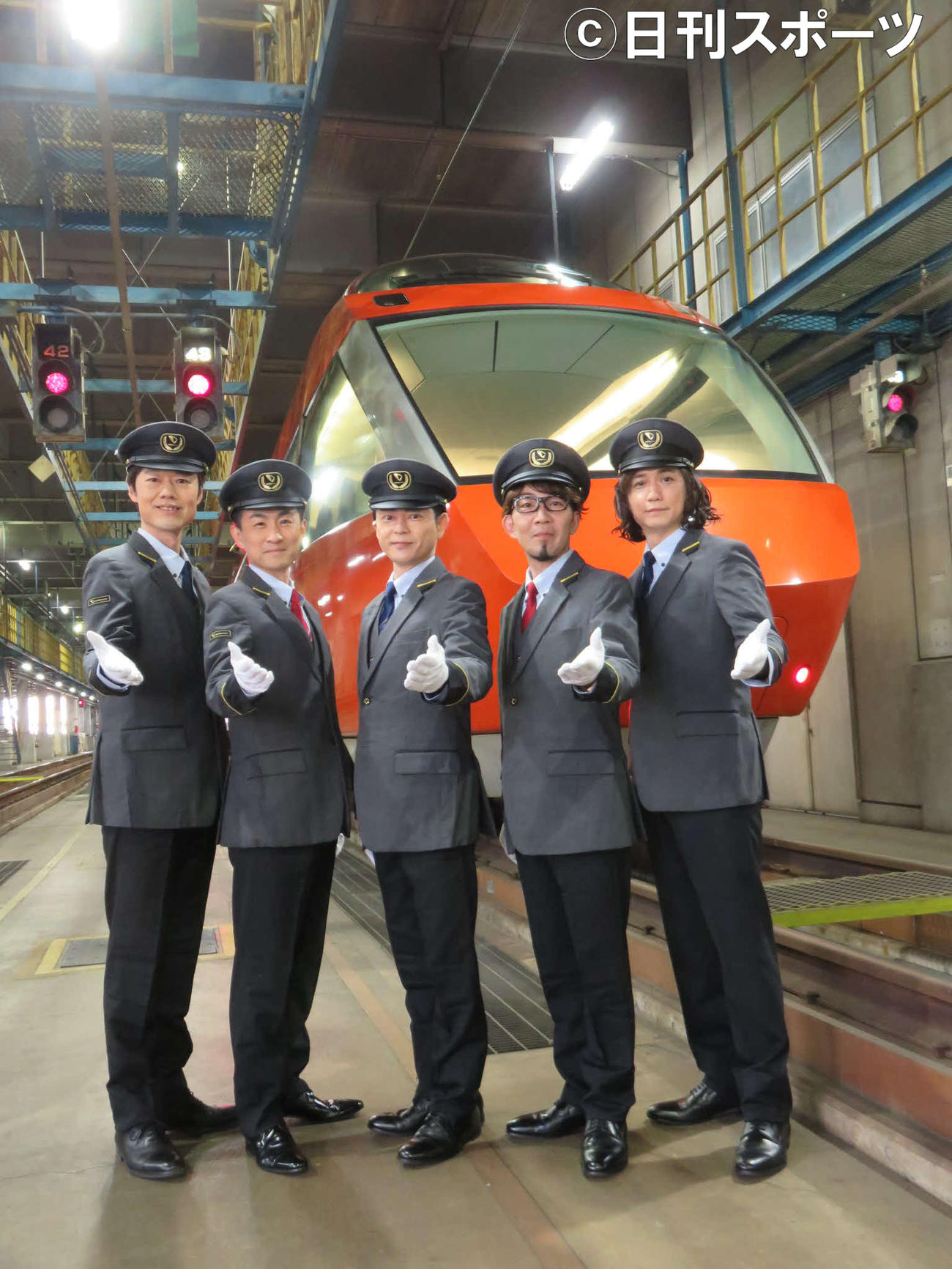 ロマンスカーでライブを行ったベイビーブー。（左から）シノブ、ケン、チェリー、ユースケ、ユウ
