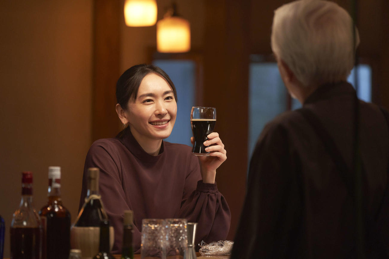 「アサヒ生ビール黒生」の新テレビCM「黒生でおつかれ生です」篇に出演した新垣結衣
