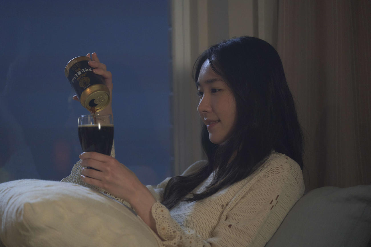 「アサヒ生ビール黒生」の新テレビCM「黒生でおつかれ生です」篇に出演した新垣結衣