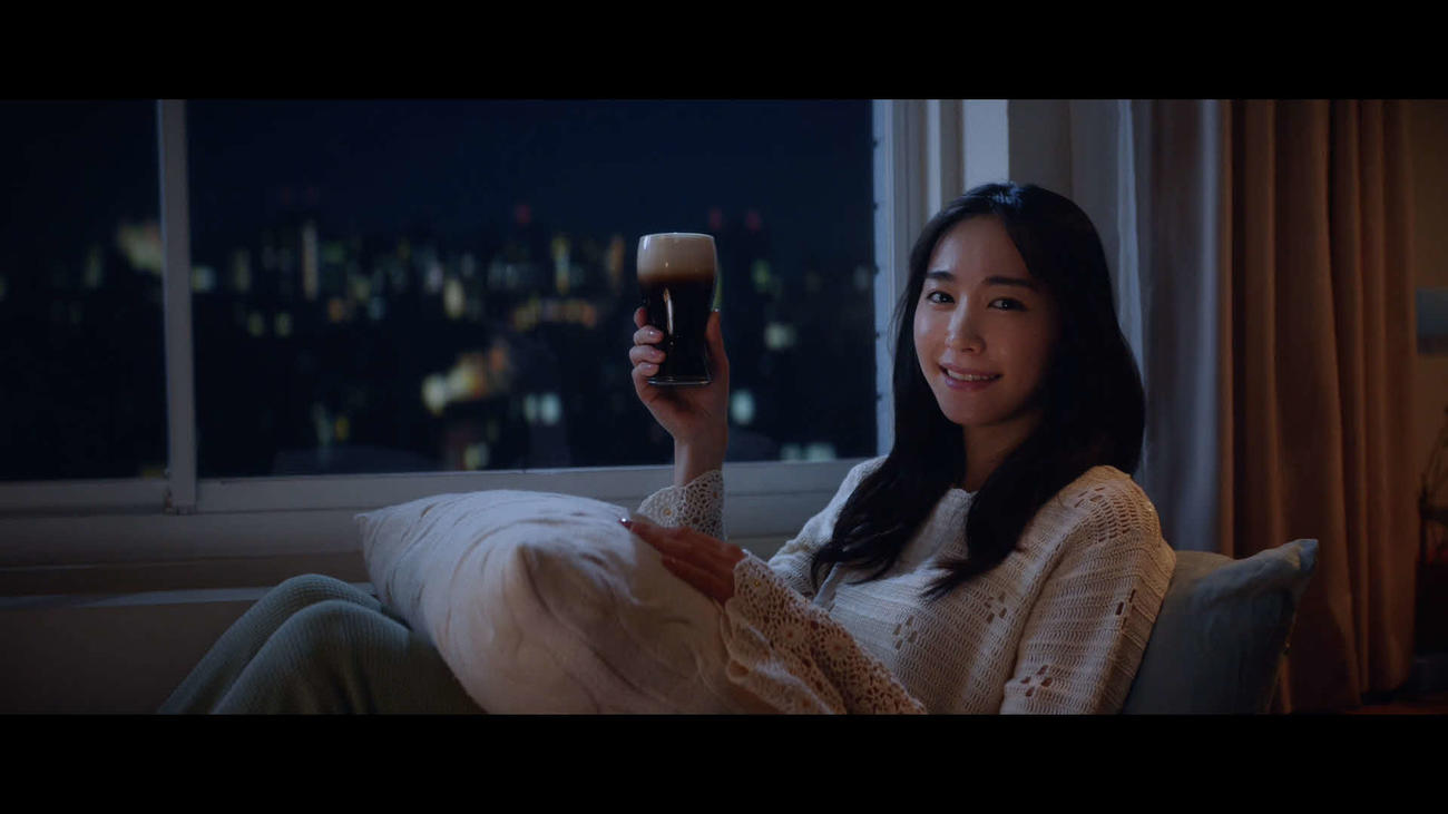「アサヒ生ビール黒生」の新テレビCM「黒生でおつかれ生です」篇に出演した新垣結衣