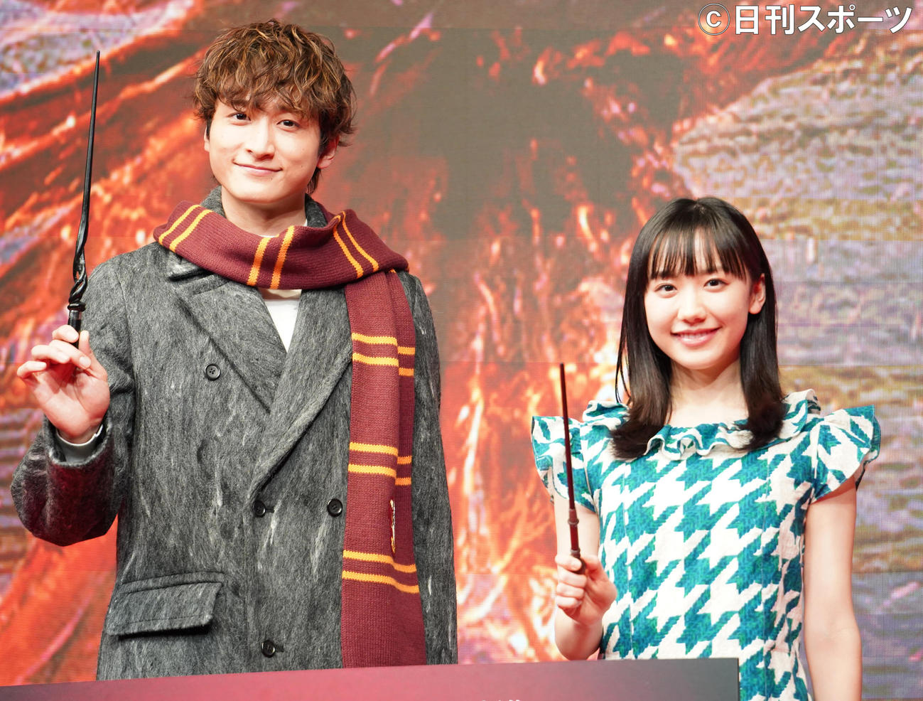 映画「ファンタスティック・ビーストとダンブルドアの秘密」のファンフェスタに登壇した、芦田愛菜（右）と小関裕太（撮影・佐藤勝亮）
