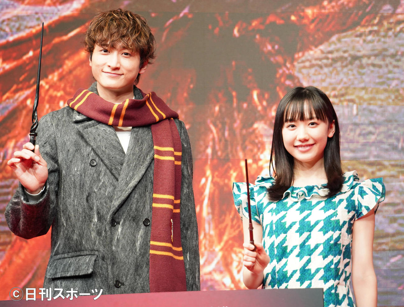 映画「ファンタスティック・ビーストとダンブルドアの秘密」のファンフェスタに登壇した、芦田愛菜（右）と小関裕太（撮影・佐藤勝亮）