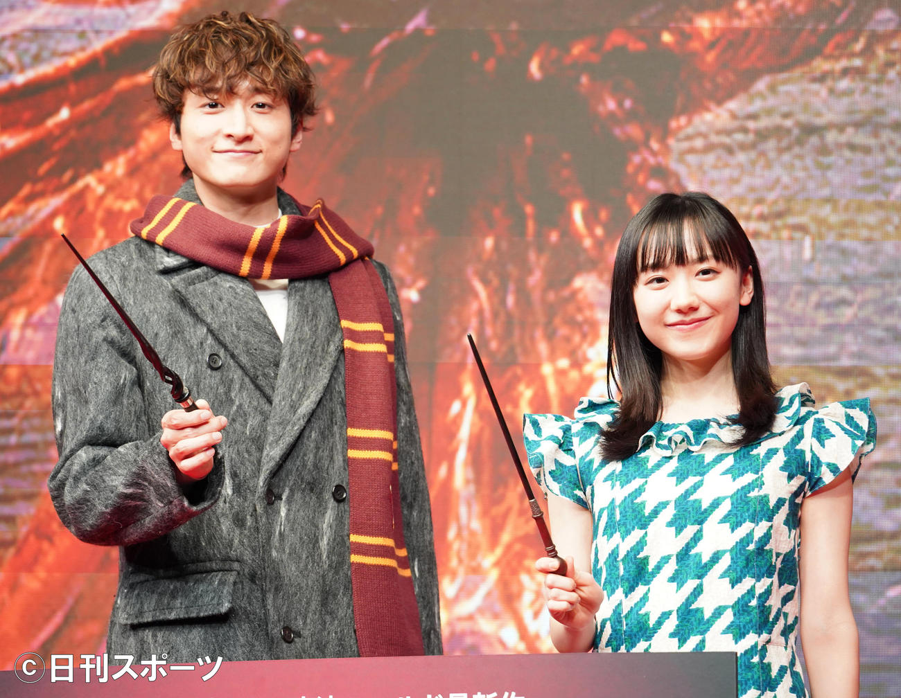 映画「ファンタスティック・ビーストとダンブルドアの秘密」のファンフェスタに登壇した、芦田愛菜（右）と小関裕太（撮影・佐藤勝亮）