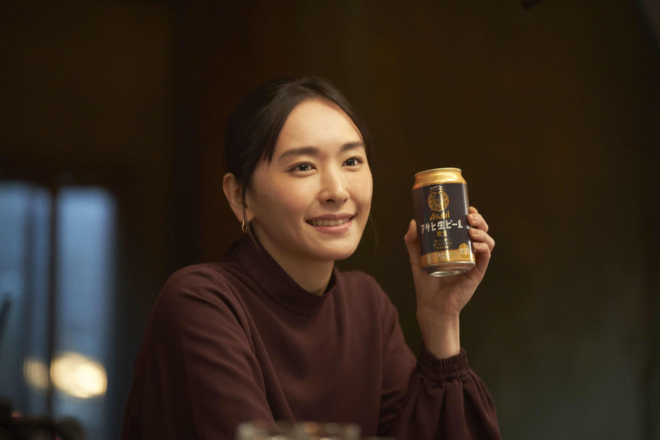 「アサヒ生ビール黒生」の新テレビCM「黒生でおつかれ生です」編に出演した新垣結衣