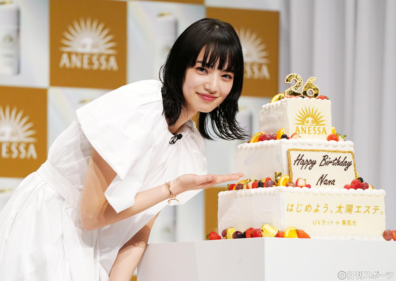 サプライズでのバースデーケーキの登場に笑顔を見せる小松菜奈（撮影・横山健太）