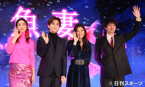 Netflixシリーズ「金魚妻」配信記念イベントでカメラに向かって手を振る、左から長谷川京子、岩田剛典、篠原涼子、安藤政信（撮影・丹羽敏通）