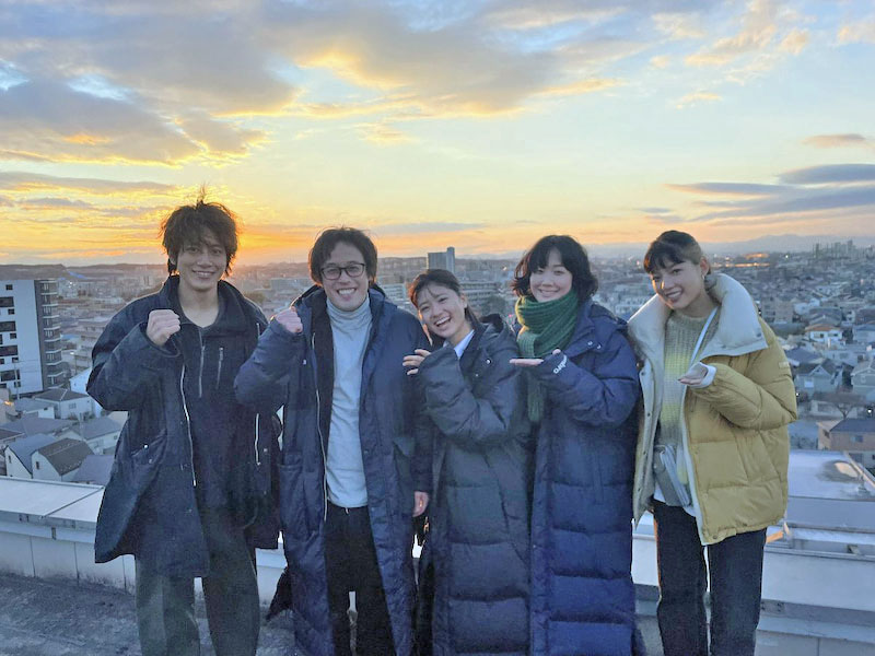 撮影終わりに夕焼けをバックにして撮った黒木（右から2人目）ら（「ゴシップ #彼女が知りたい本当の○○」オフィシャルブログより）