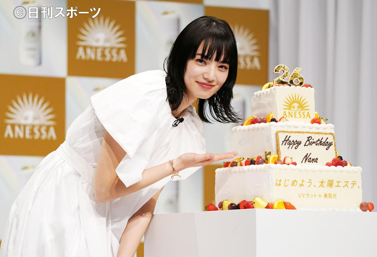 サプライズでのバースデーケーキの登場に笑顔を見せる小松菜奈（撮影・横山健太）