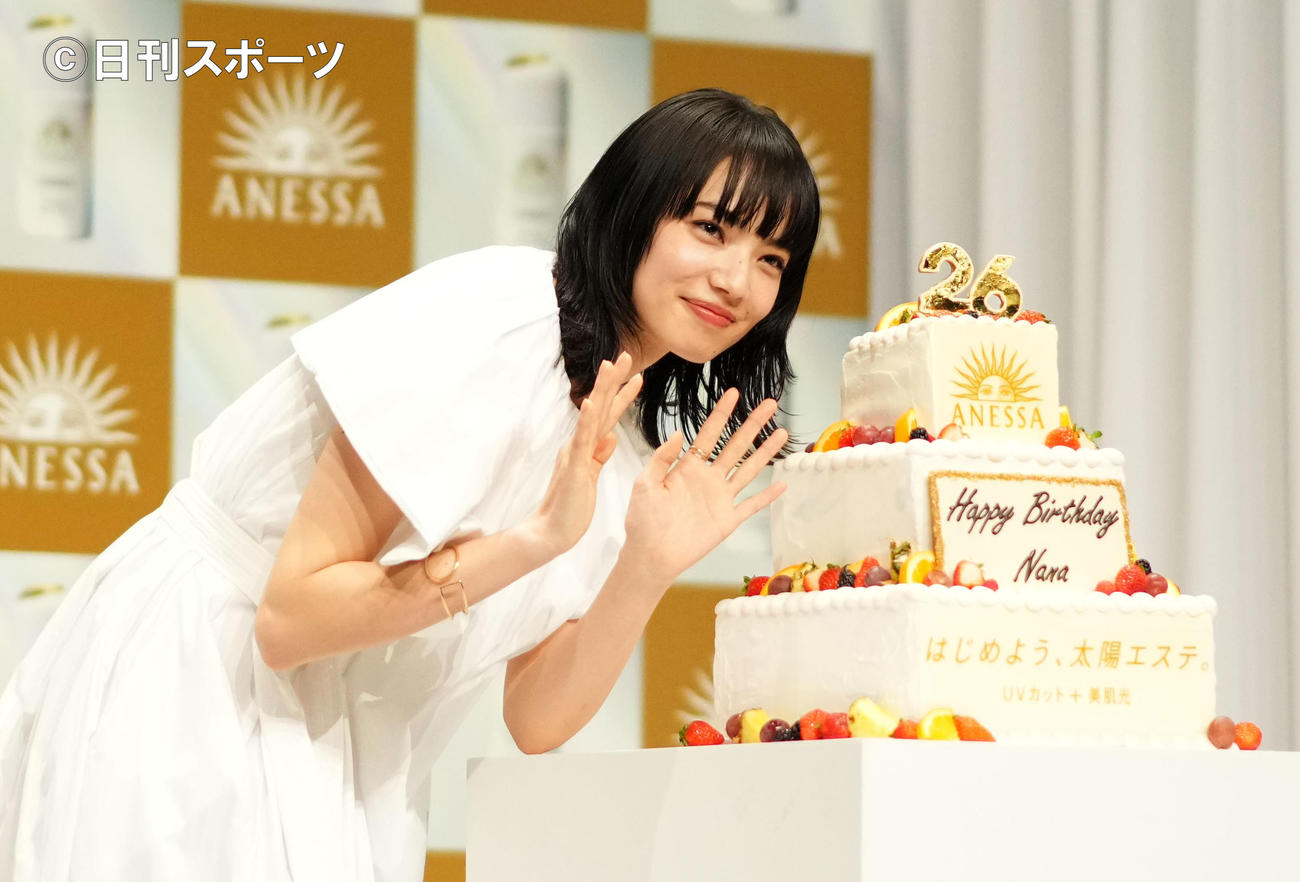 サプライズでのバースデーケーキの登場に笑顔を見せる小松菜奈（撮影・横山健太）