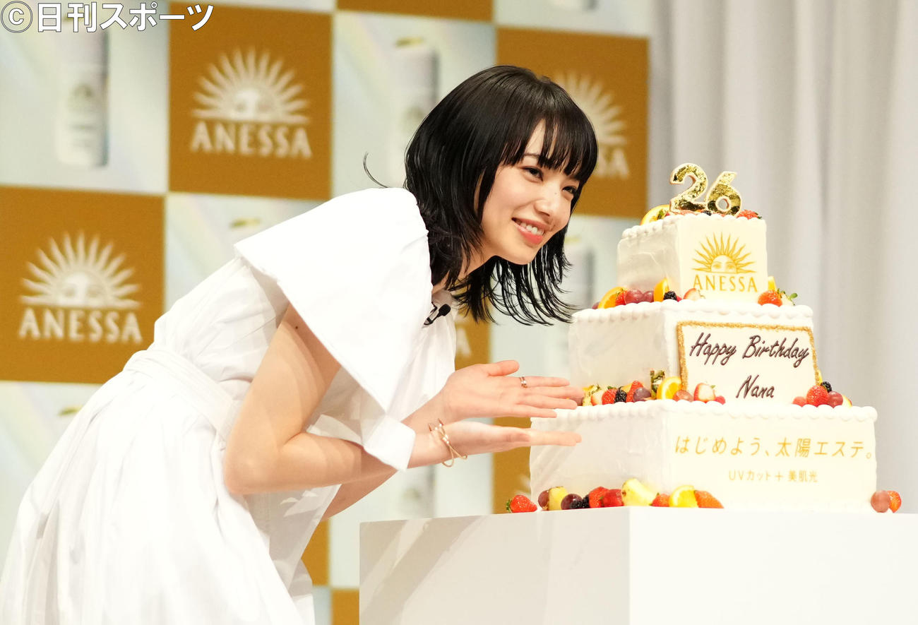 サプライズでのバースデーケーキの登場に笑顔を見せる小松菜奈（撮影・横山健太）