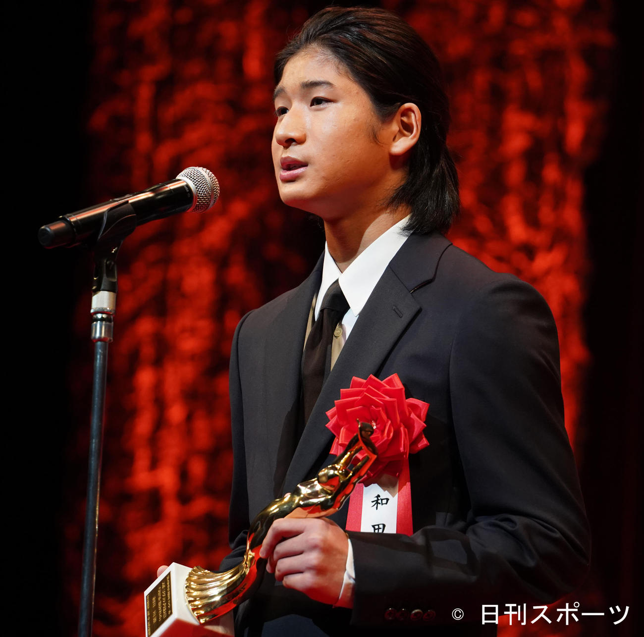 「第76回毎日映画コンクール」表彰式に登壇した和田庵（撮影・佐藤勝亮）