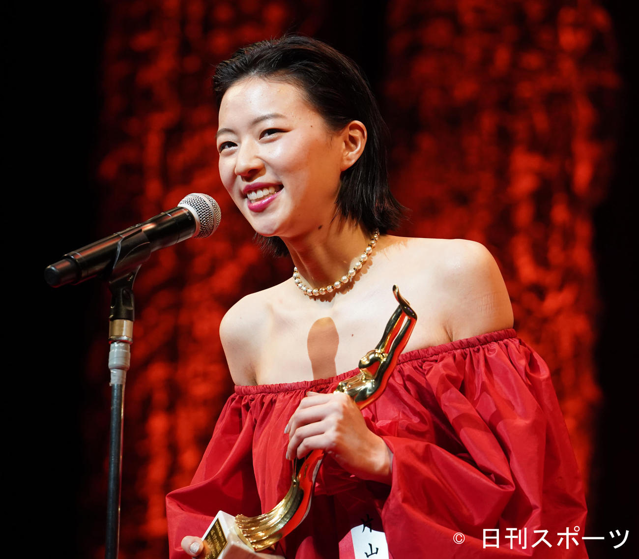 「第76回毎日映画コンクール」表彰式に登壇した片山友希（撮影・佐藤勝亮）