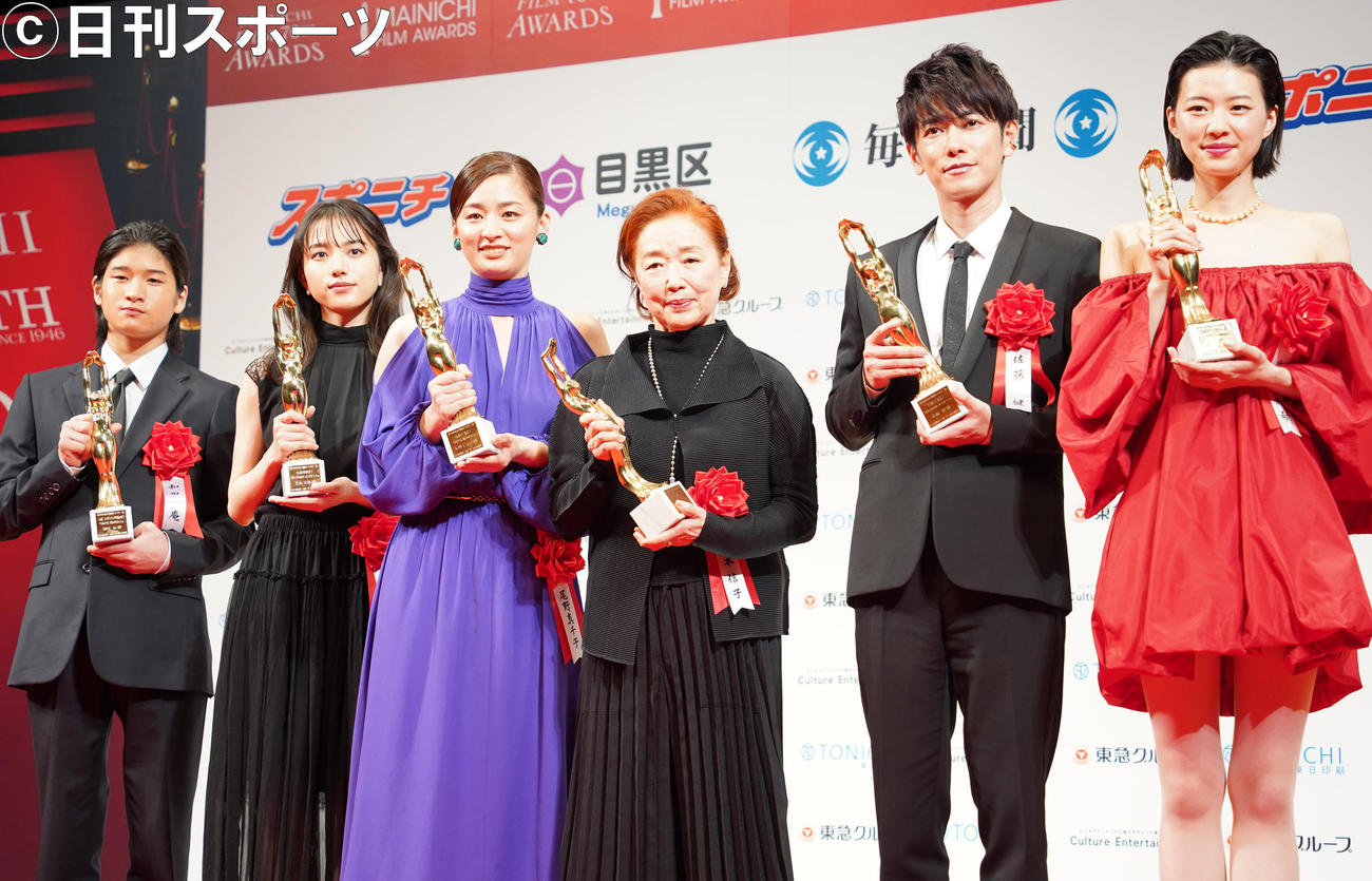「第76回毎日映画コンクール」表彰式の登壇者。左から和田庵、清原果耶、尾野真千子、宮本信子、佐藤健、片山友希（撮影・佐藤勝亮）