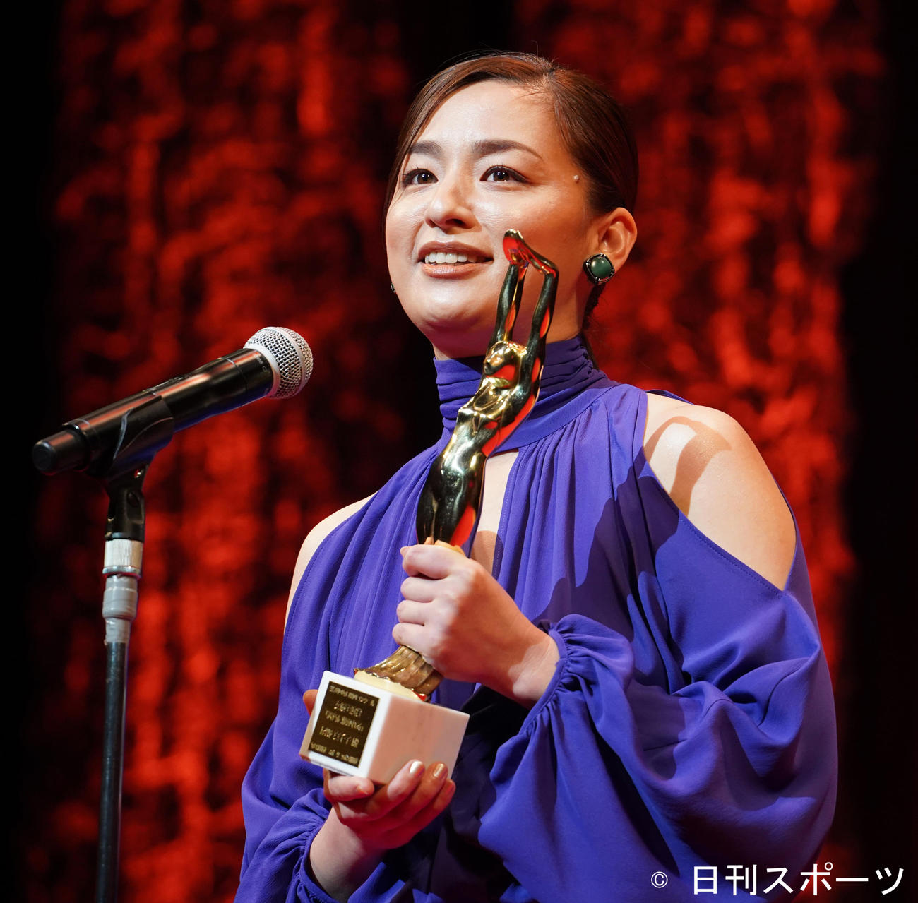 「第76回毎日映画コンクール」表彰式に登壇した尾野真千子（撮影・佐藤勝亮）