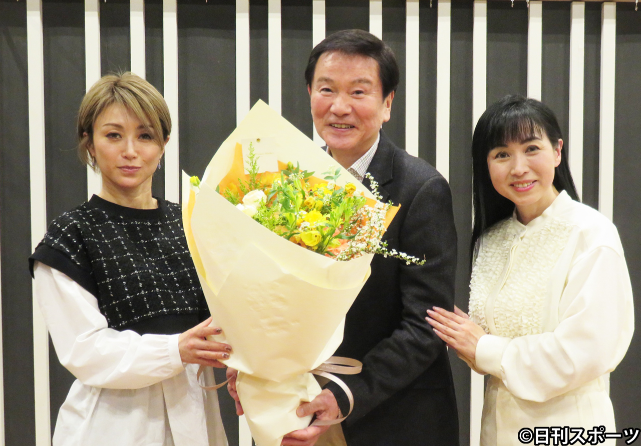 ラジオ番組にゲスト出演した酒井法子（左）に誕生日のプレゼントの花束を手渡す森田健作（中）西村知美