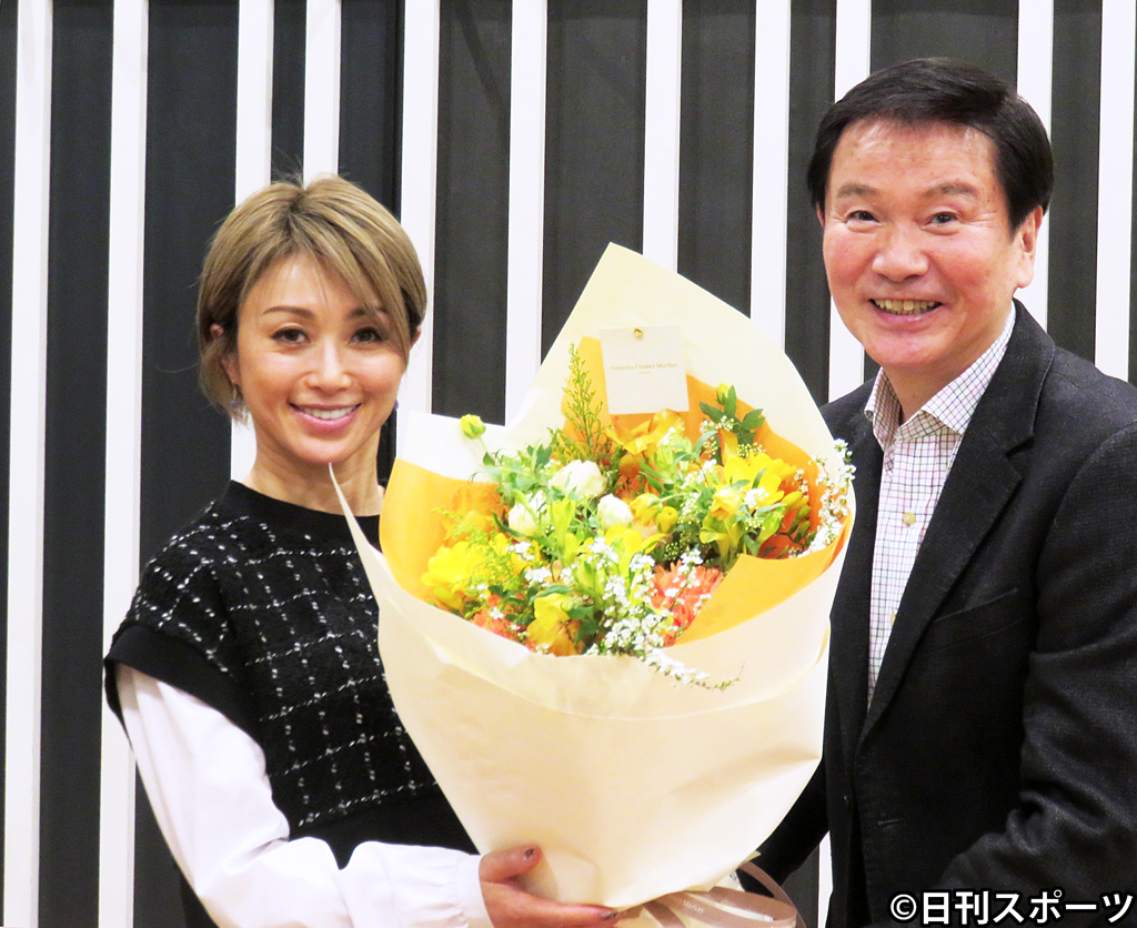 森田健作（右）は自身のラジオ番組にゲスト出演した酒井法子に誕生日プレゼントの花束を手渡す