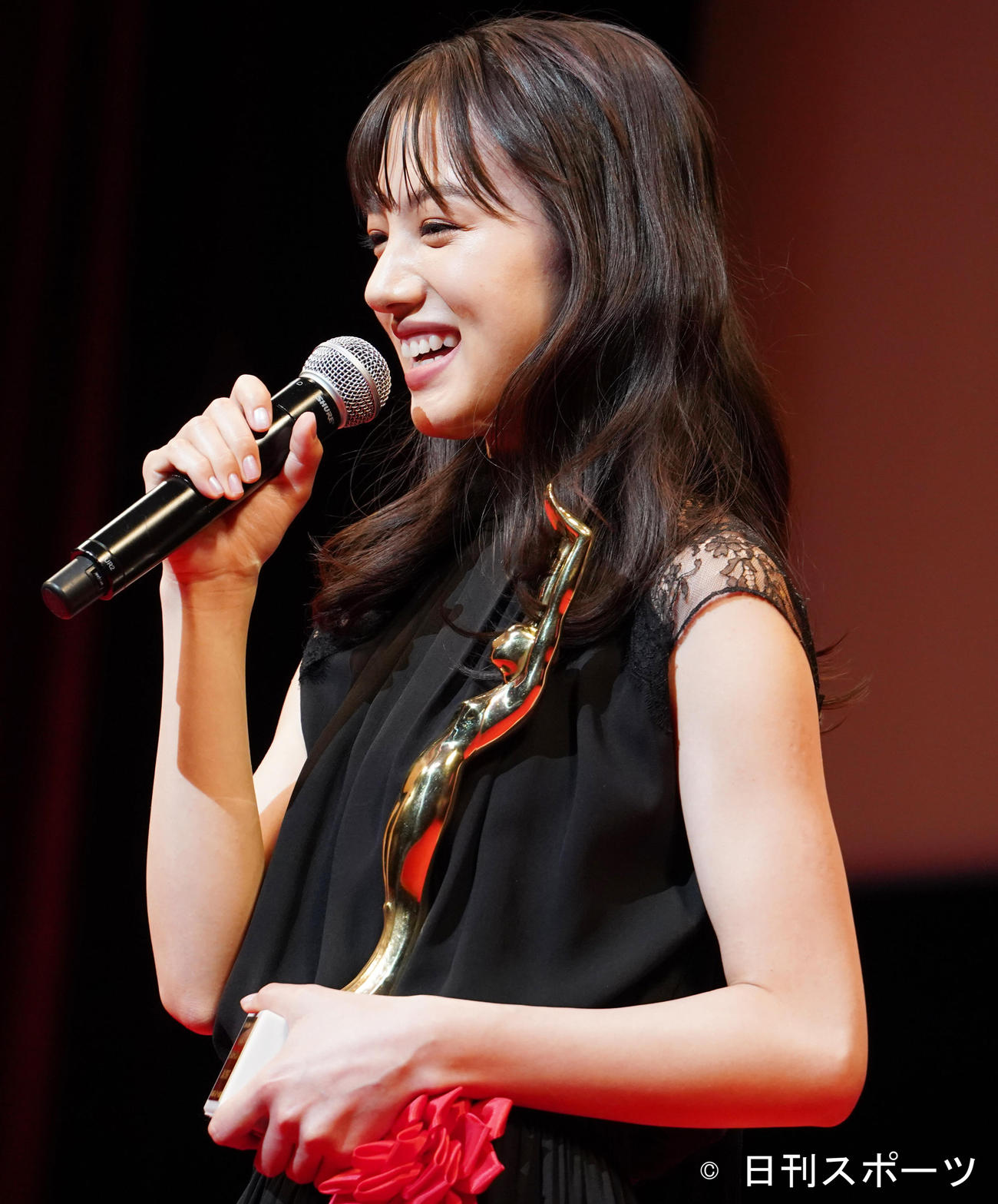 「第76回毎日映画コンクール」表彰式に登壇した清原果耶（撮影・佐藤勝亮）