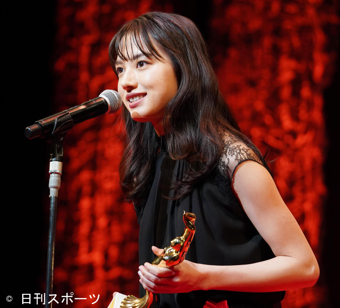 「第76回毎日映画コンクール」表彰式に登壇した清原果耶（撮影・佐藤勝亮）