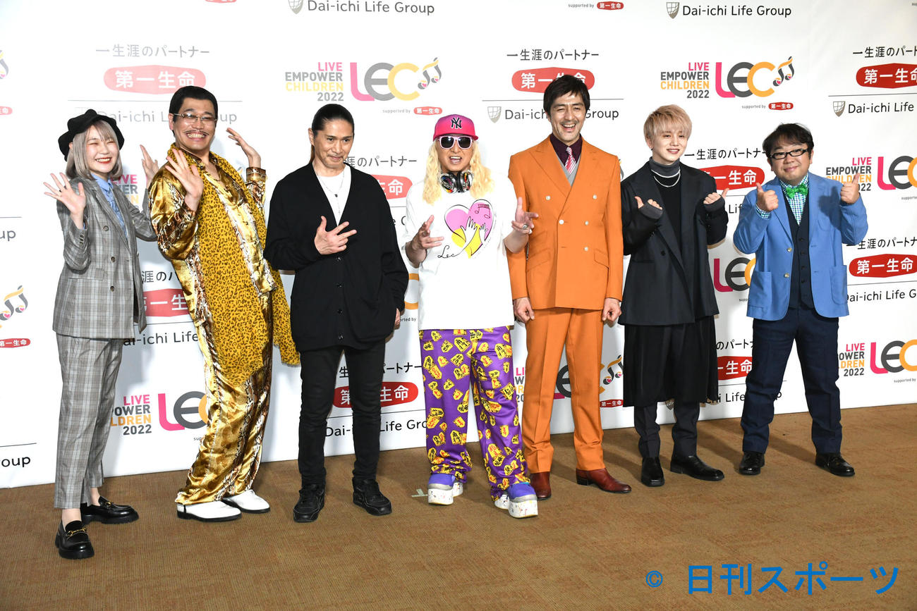 「LIVE EMPOWER CHILDREN2022」に出演した、左からハラミちゃん、ピコ太郎、SAM、DJ KOO、谷中敦、花村想太、天野ひろゆき（撮影・大友陽平）