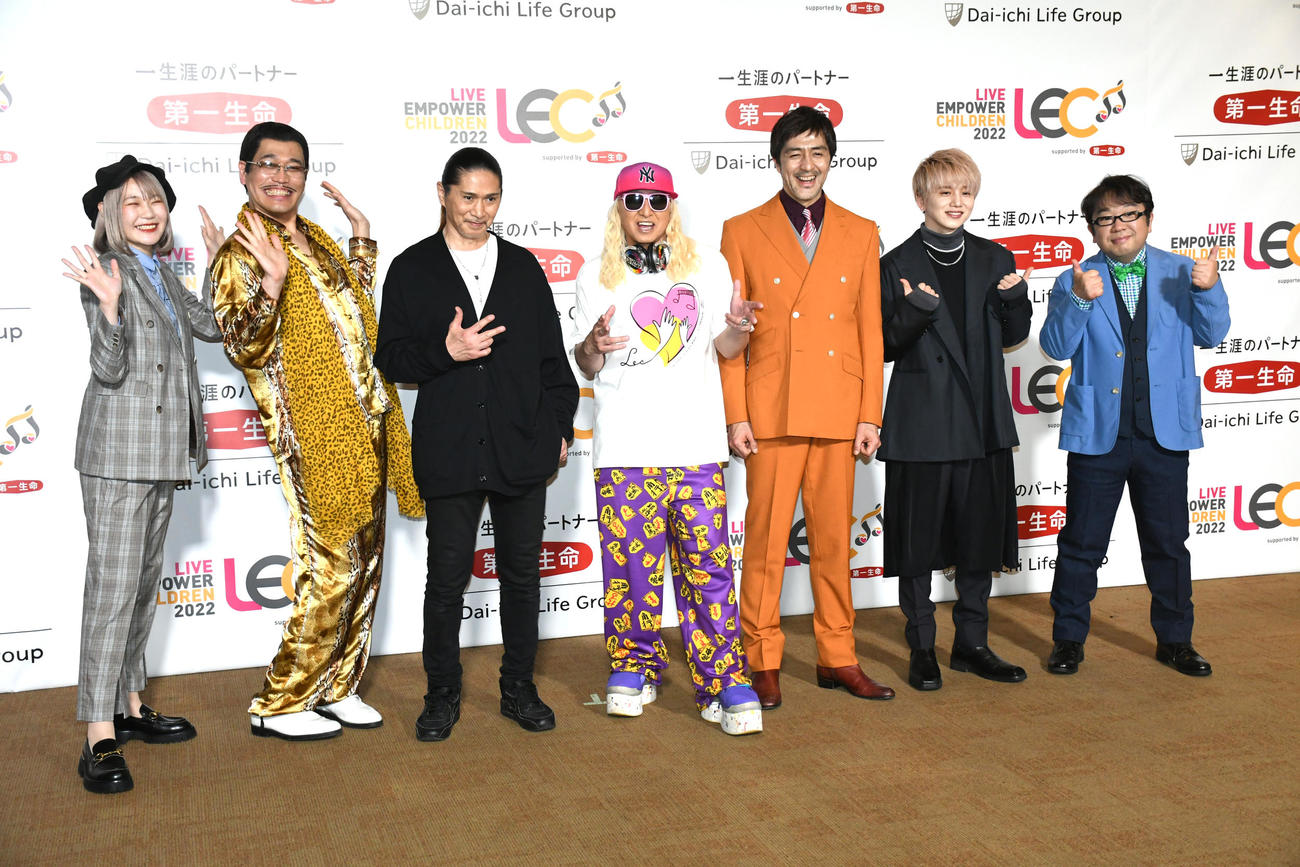「LIVE EMPOWER CHILDREN2022」に出演した、左からハラミちゃん、ピコ太郎、SAM、DJ KOO、谷中敦、花村想太、天野ひろゆき（撮影・大友陽平）