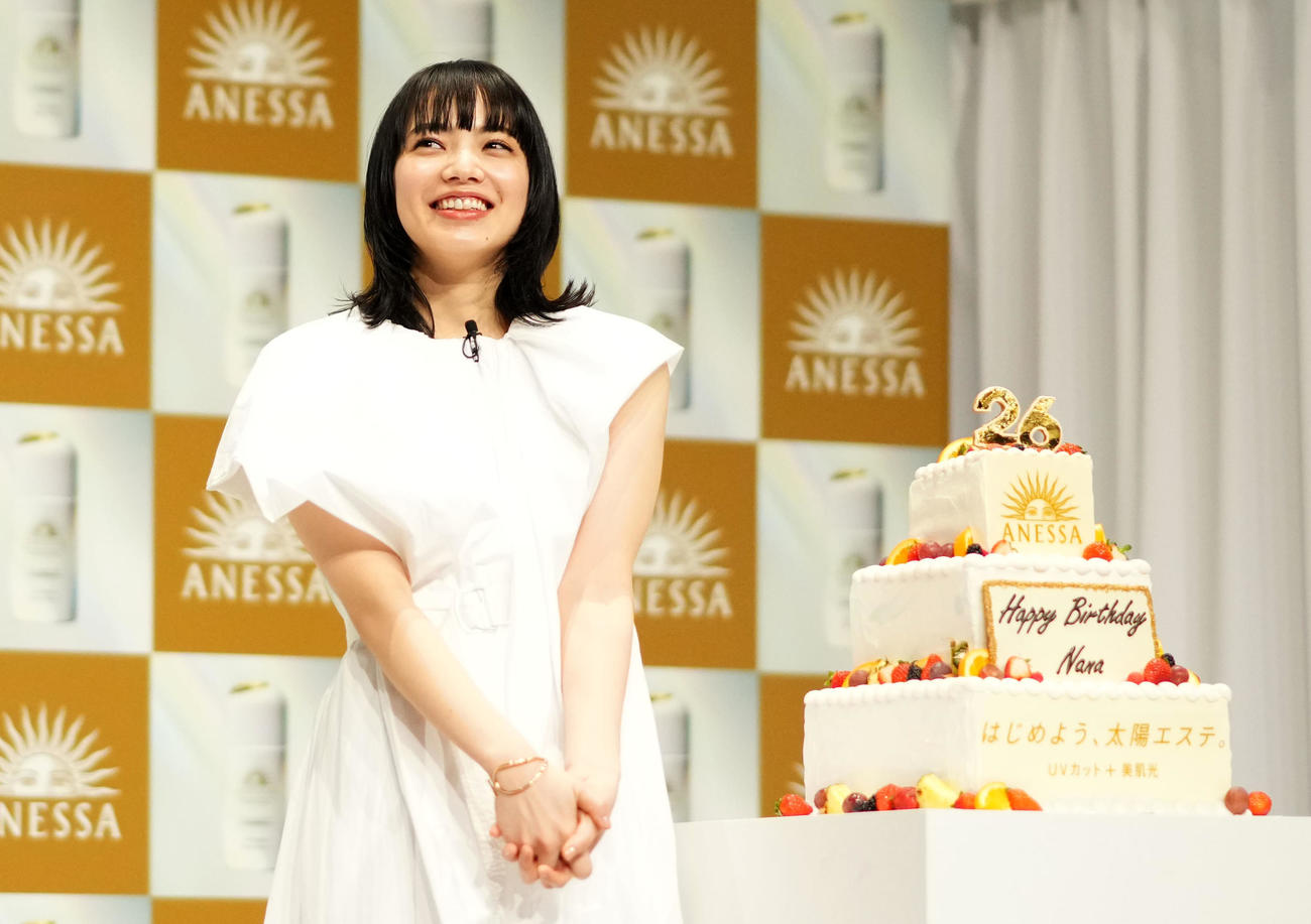 26歳になってからの抱負を笑顔で語る小松菜奈（撮影・横山健太）