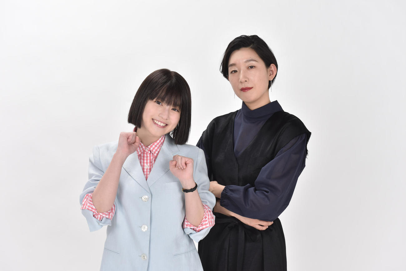 ドラマ「悪女（わる）」に主演する今田美桜（左）。右は江口のりこ