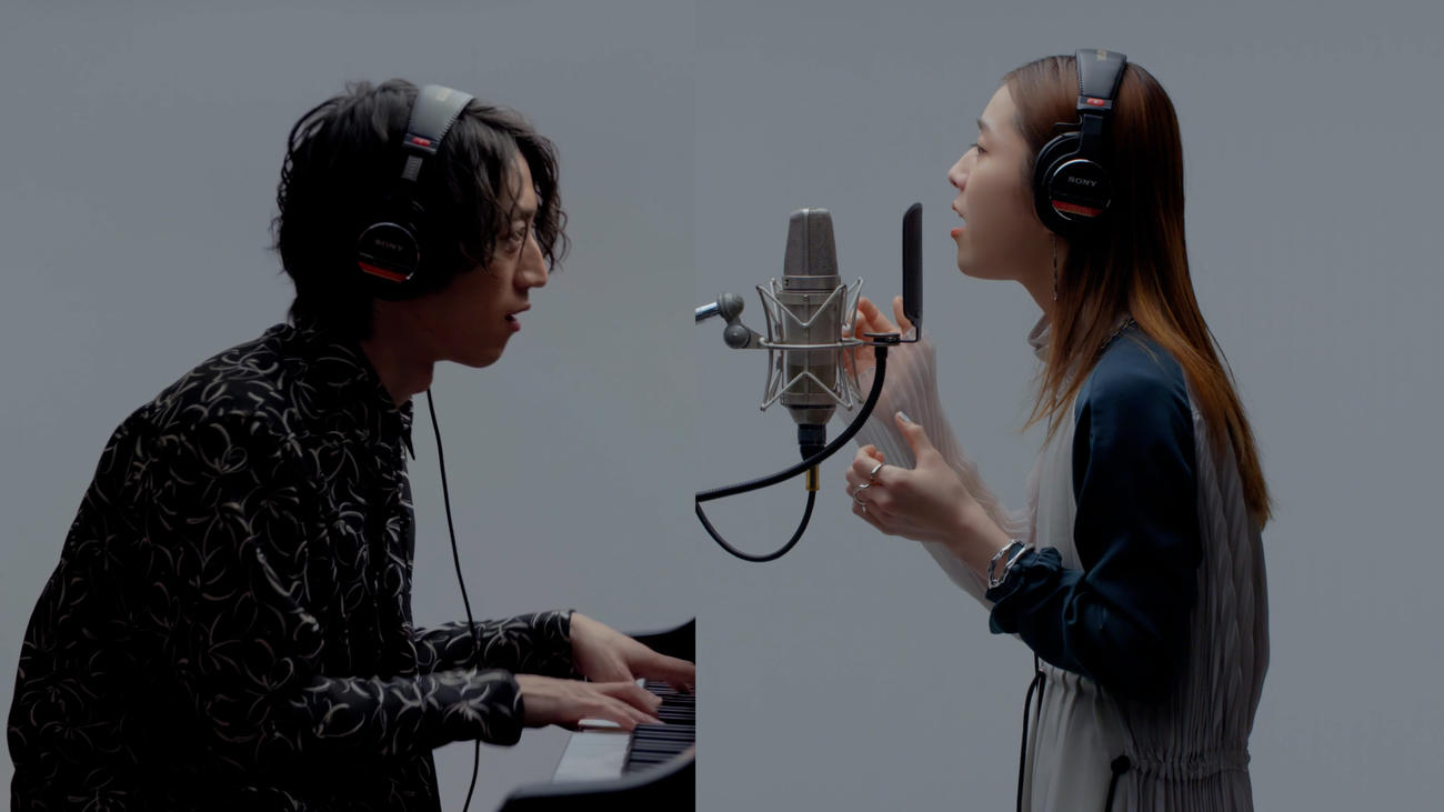 「THE FIRST TAKE」で「Fly High」を披露するmilet。左はCateen