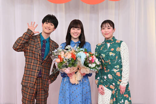 NHKEテレ「おかあさんといっしょ」を卒業する小野あつこさん(中央)。左は花田ゆういちろうさん、右はながたまやさん