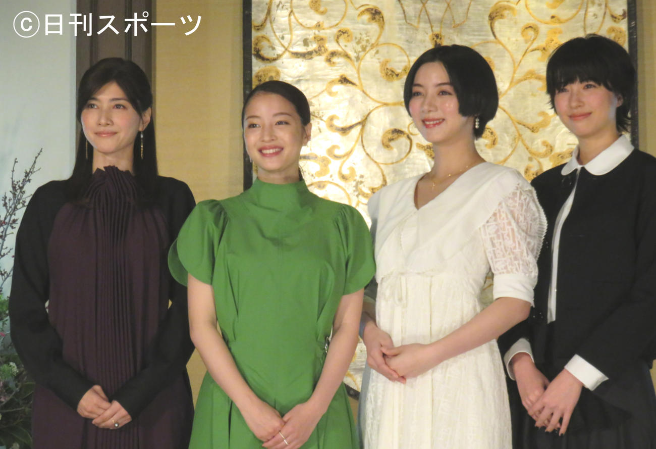 ドラマ「津田梅子」の会見に出席した（左から）内田有紀、広瀬すず、池田エライザ、佐久間由衣
