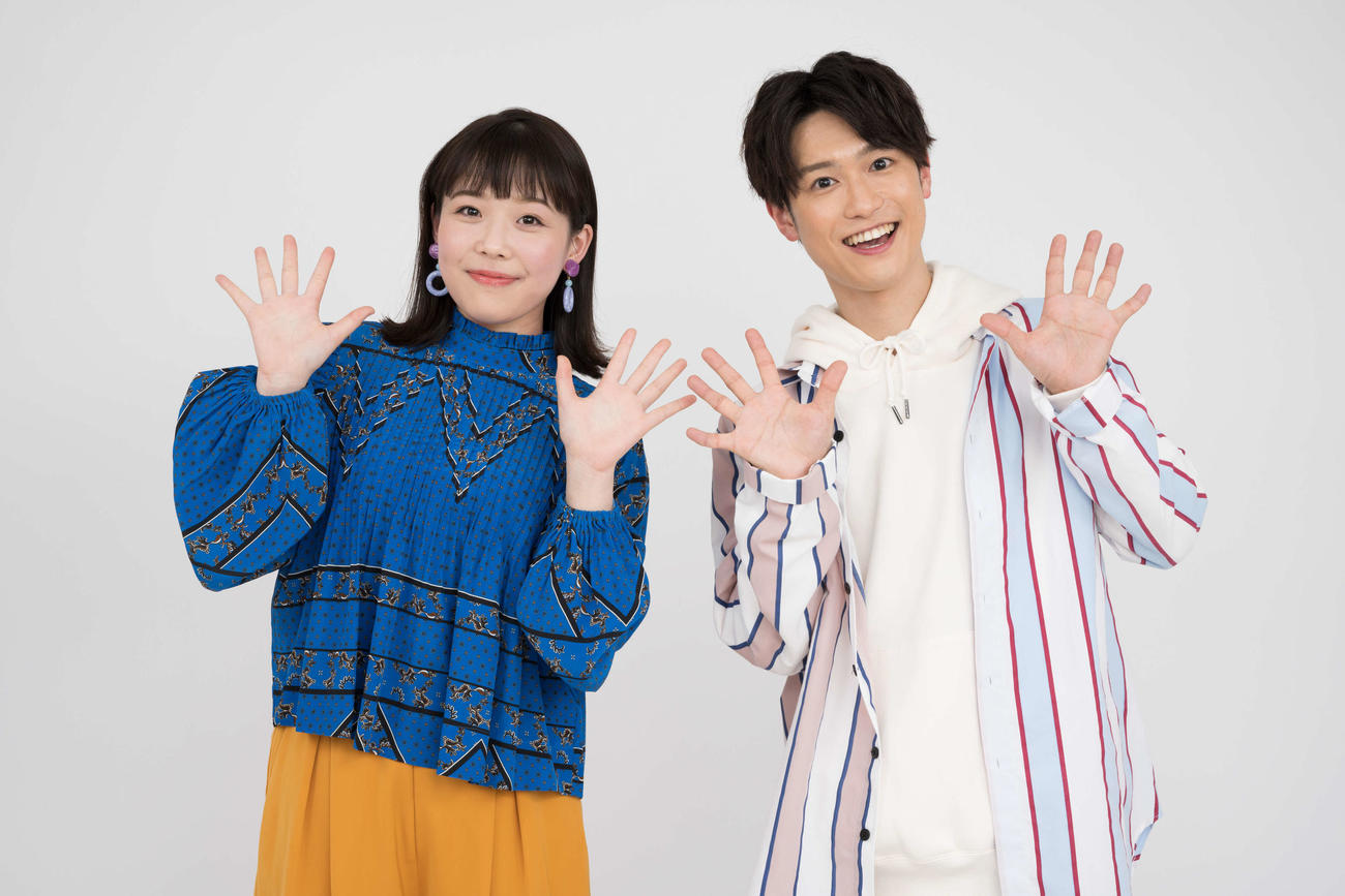 NHKEテレ「おかあさんといっしょ」で今春から歌のお姉さんを務めるながたまやさん（左）と歌のお兄さんの花田ゆういちろうさん