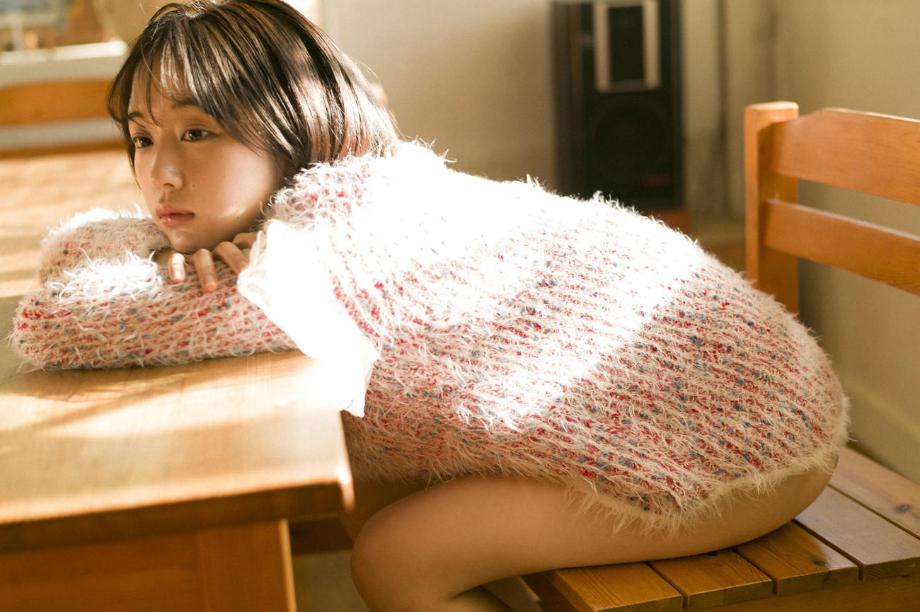 4月に発売するファースト写真集でビキニや下着の撮影に初挑戦した、なえなの　撮影：細居幸次郎／講談社