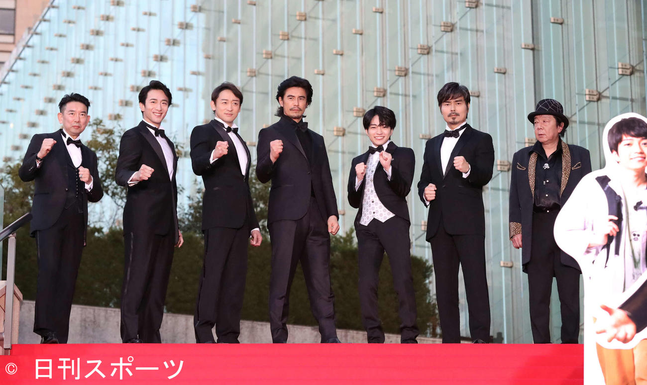 レッド“カッペイ”トセレモニーでポーズを決める、左から平野隆監督、大貫勇輔、山本耕史、伊藤英明、西畑大吾、小澤征悦、古田新太（撮影・丹羽敏通）