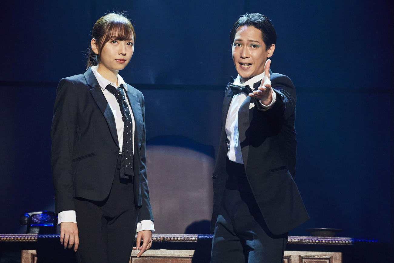 昨年上演の「熱海殺人事件　ラストレジェンド　～旋律のダブルスタンバイ～」に出演した新内眞衣（左）と味方良介