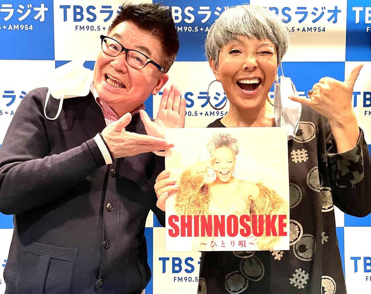 生島ヒロシ（左）とアルバム「SHINNOSUKE～ひとり唄～」のジャケット写真を持つ池畑慎之介