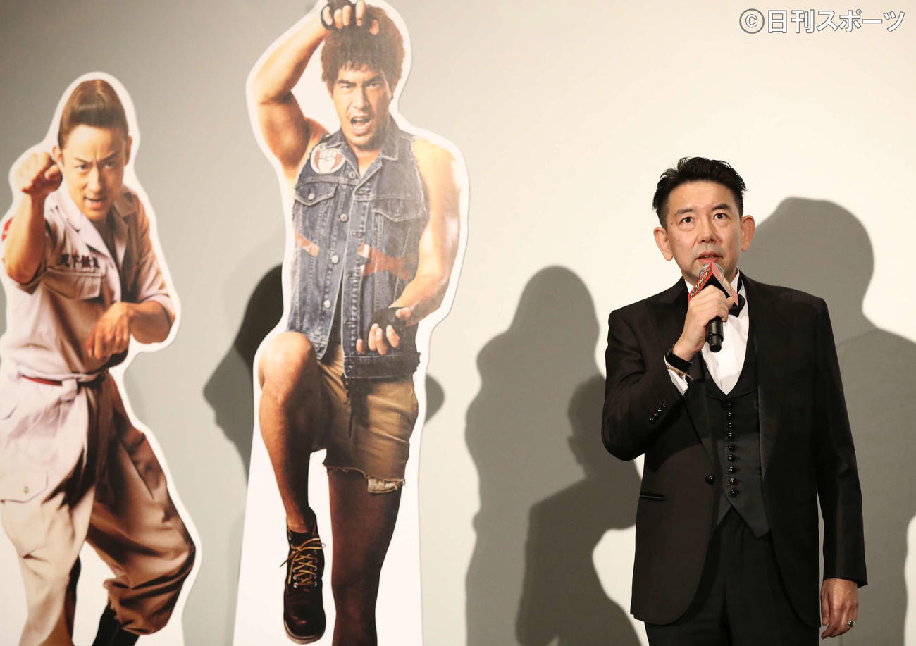 舞台あいさつをする平野隆監督（撮影・丹羽敏通）